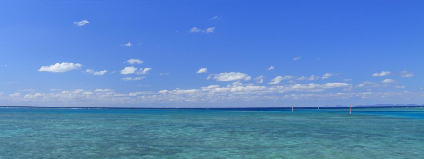 沖縄の青い海と空